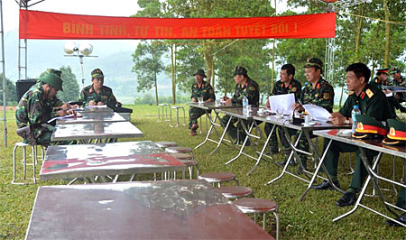 Thiếu tướng Nguyễn Văn Nghĩa -Phó Tư lệnh Tham mưu trưởng Quân khu 2, phó  trưởng  ban Chỉ đạo diễn tập KVPT Quân khu 2 kết luận, giao nhiệm vụ.
