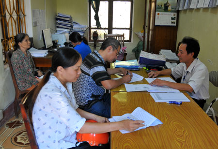 Người dân nộp thuế tại Đội Thuế phường Minh Tân, thành phố Yên Bái.