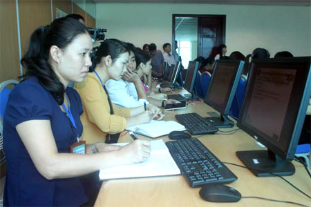 Đoàn viên công đoàn ngành thuế tỉnh Yên Bái học tập nâng cao trình độ công nghệ thông tin. 
