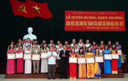 Lãnh đạo huyện Văn Chấn trao giấy khen cho các giáo viên có thành tích xuất sắc.
