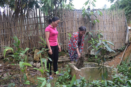 Chị Trần Thị Mai - Trưởng thôn Yên Thành (bên trái) kiểm tra việc thu gom và xử lý rác thải tại gia đình chị Trần Thị Tấm.