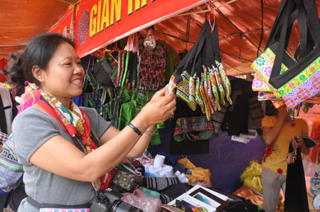 Sản phẩm dệt thổ cẩm của người Thái ở Mường Lò luôn được du khách ưa chuộng.

