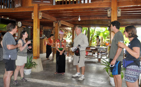 Đoàn du khách quốc tế tại mô hình du lịch cộng đồng của chị Hoàng Thị Loan.
