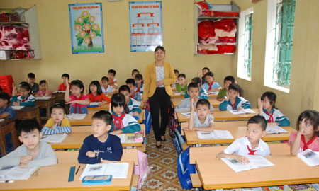 Cô và trò Trường Tiểu học Trần Phú trong giờ học.