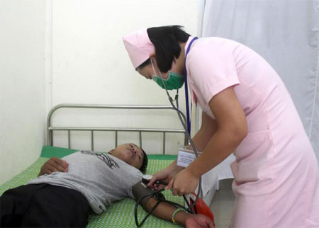 Bệnh nhân đến khám chữa bệnh bằng thẻ bảo hiểm y tế tại Bệnh viện Đa khoa tỉnh.