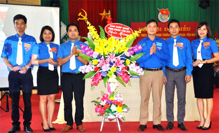 Đồng chí Lương Mạnh Hà - Phó Bí Thư Thường trực Tỉnh đoàn Yên Bái (bên phải) tặng hoa chúc mừng Đại hội.