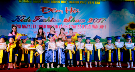 Trường Mầm non Minh Huệ tặng giấy khen và quà chia tay các bé 5 tuổi vào lớp 1.
