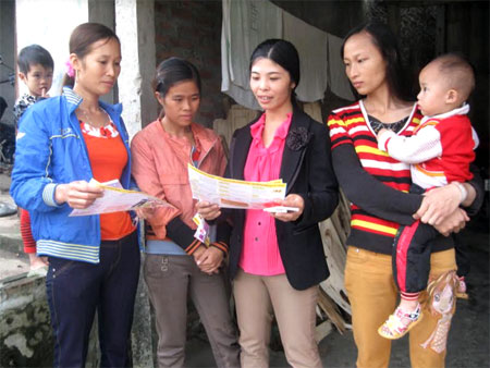 Người dân xã Minh Quân, huyện Trấn Yên tìm hiểu kiến thức pháp luật về phòng chống ma túy.