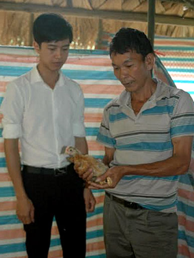 Cựu chiến binh Bùi Văn Định (bên phải) chia sẻ cách chăm sóc giống gà lai chọi với cán bộ Hội Cựu chiến binh phường Hợp Minh.