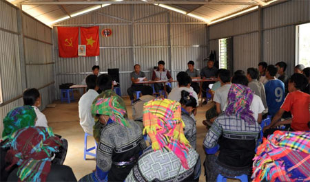 Một cuộc họp của người dân ở bản Đề Sủa, xã Lao Chải.