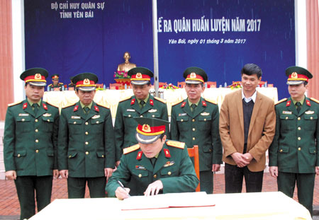 Ký kết giao ước thi đua thực hiện tốt các chỉ thị, nghị quyết của cấp trên tại Lễ ra quân huấn luyện tỉnh Yên Bái năm 2017.