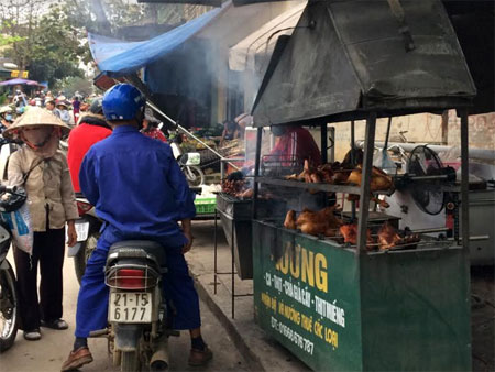 Đồ ăn được chế biến và bán ngay bên lề đường.