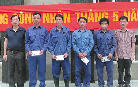 Liên đoàn Lao động huyện trao quà cho công nhân lao động trong Tháng Công nhân.