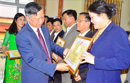 Đồng chí Nông Văn Lịnh - Ủy viên Ban Thường vụ, Chủ tịch Ủy ban MTTQ tỉnh trao bằng khen cho các tập thể có thành tích xuất sắc trong công tác mặt trận năm 2016.