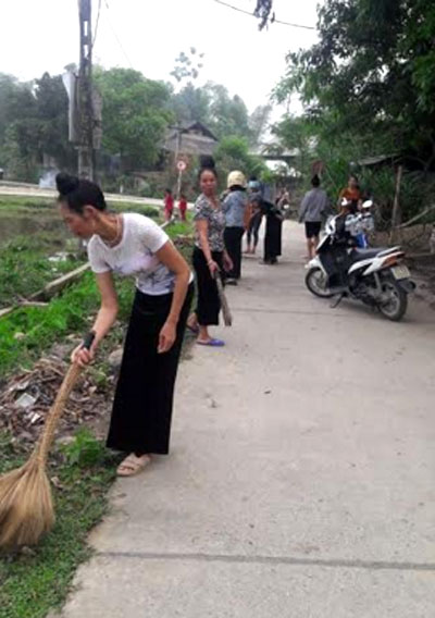 Nhân dân xã Nghĩa Lợi vệ sinh đường làng ngõ xóm, tạo cảnh quan sạch đẹp để phục vụ hoạt động du lịch cộng đồng.