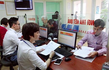 Cán bộ bộ phận “một cửa” UBND phường Phú La (quận Hà Đông) tiếp nhận hồ sơ hành chính.