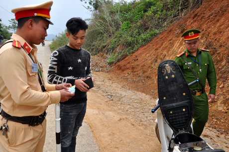 Lực lượng cảnh sát giao thông huyện Văn Chấn kiểm tra phương tiện lưu thông trên địa bàn.
