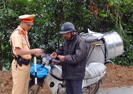 Lực lượng cảnh sát giao thông huyện Văn Chấn kiểm tra giấy tờ người điều khiển phương tiện giao thông.