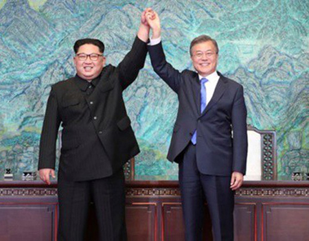 Tổng thống Hàn Quốc (phải) và lãnh đạo Triều Tiên nắm tay nhau sau khi ký tuyên bố chung ngày 27/4.
