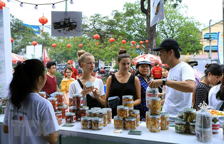 Du khách nước ngoài tham quan mua sắm tại Liên hoan ẩm thực quốc tế.