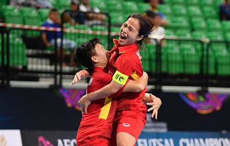 Các nữ cầu thủ Việt ăn mừng chiến thắng.