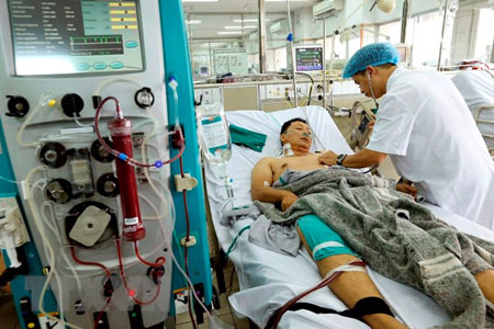 Bác sỹ Bệnh viện Bạch Mai đang cấp cứu điều trị cho bệnh nhân trong sự cố y khoa khi đang chạy thận nhân tạo tại Bệnh viện đa khoa tỉnh Hòa Bình.