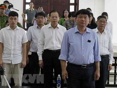 Bị cáo Đinh La Thăng (trước bên phải), nguyên Chủ tịch Hội đồng thành viên PVN và các bị cáo tại phiên tòa.