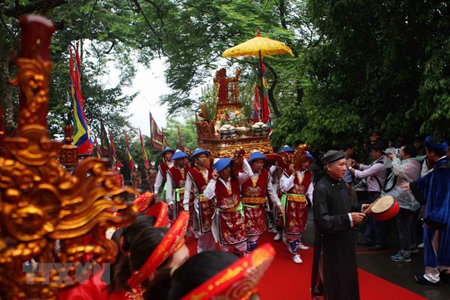 Đoàn dâng hương từ sân trung tâm lễ hội lên đền Thượng.