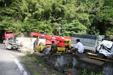 Container tông xe tải, lao vào vách núi trên đèo Bảo Lộc