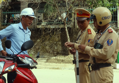 Cảnh sát giao thông Công an huyện Mù Cang Chải kiểm soát chặt chẽ các phương tiện tham gia giao thông.