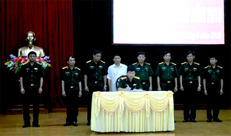 Lãnh đạo Thường trực Ban ATGT tỉnh Yên Bái và Bộ CHQS tỉnh chứng kiến các cơ quan, đơn vị ký kết giao ước thi đua. 
