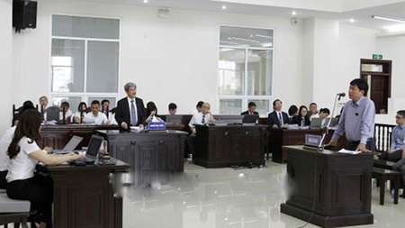 Bị cáo Đinh La Thăng, nguyên Chủ tịch Hội đồng Quản trị PVN trả lời các câu hỏi của luật sư.