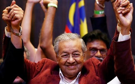 Ông Mahathir Mohamad ăn mừng sau khi thắng cử.