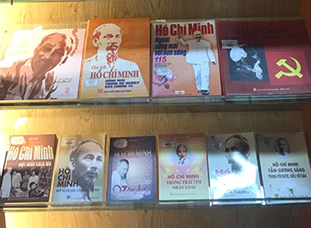 Các ấn phẩm về Chủ tịch Hồ Chí Minh được trưng bày tại triển lãm.