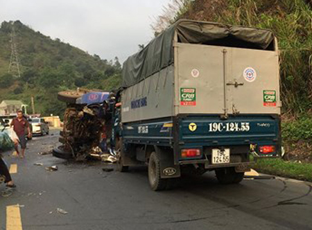 Hiện trường vụ TNGT liên hoàn khiến 1 người tử vong, 3 người bị thương.