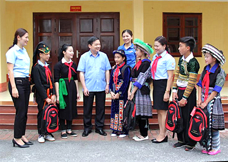 Đồng chí Dương Văn Thống - Phó bí thư Thường trực Tỉnh uỷ, Trưởng đoàn đại biểu Quốc hội khoá XIV tỉnh Yên Bái với thiếu nhi nghèo vượt khó.