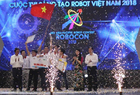 Ban tổ chức trao giải Nhất Robocon 2018 cho đội LH-ATM (Đại học Lạc Hồng).