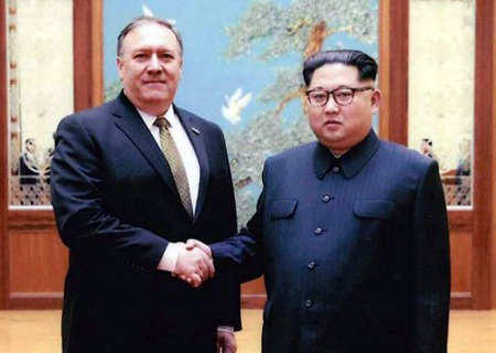 Ngoại trưởng Mỹ Mike Pompeo trong một cuộc gặp với nhà lãnh đạo Kim Jong-un tại Triều Tiên.