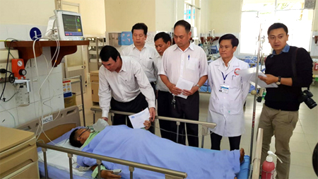 Ông Phạm S, Phó chủ tịch UBND tỉnh Lâm Đồng cùng Ban An toàn giao thông tỉnh Lâm Đồng đến Bệnh viện Đa khoa Lâm Đồng thăm hỏi, động viên và hỗ trợ những người bị thương trong vụ tai nạn.