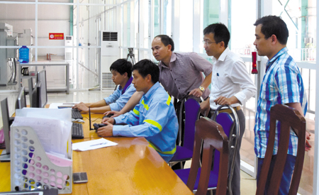 Cán bộ Chi cục thuế huyện Mù Cang Chải nắm bắt tình hình sản xuất và nộp ngân sách tại Nhà máy thuỷ điện Khao Mang Thượng.