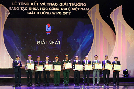 Phó Thủ tướng Vũ Đức Đam cùng Chủ nhiệm và đồng Chủ nhiệm của 4 công trình đạt giải Nhất Giải thưởng Sáng tạo khoa học - công nghệ Việt Nam 2017.