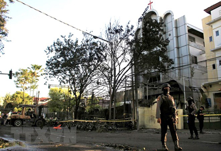 Cảnh sát Indonesia gác tại tại hiện trường vụ nổ bom ở Đông Java ngày 13/5.