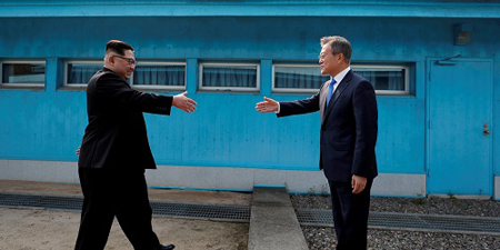 Cái bắt tay lịch sử giữa Chủ tịch Kim Jong-un (trái) và Tổng thống Moon Jae-in tại Bàn Môn Điếm ngày 27-4.