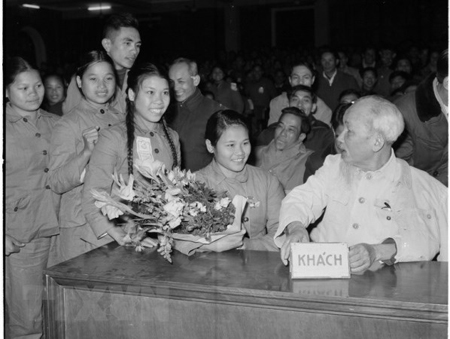 Chủ tịch Hồ Chí Minh nói chuyện thân mật với đại biểu Thanh niên xung phong dự Đại hội TNXP chống Mỹ cứu nước toàn miền Bắc (tháng 1-1967).