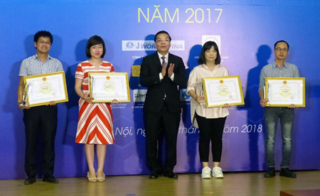 Bộ trưởng Bộ KH-CN trao giải Nhất cho đại diện các tác phẩm báo chí xuất sắc viết về lĩnh vực KH-CN trong năm 2017.