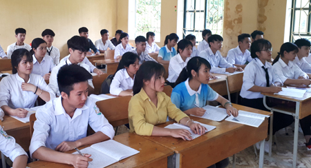 Học sinh Trường THPT Văn Chấn tích cực ôn tập chuẩn bị cho kỳ thi THPT quốc gia 2018.