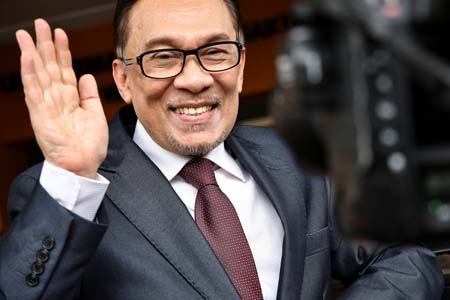 Chính trị gia Anwar Ibrahim vẫy tay chào người ủng hộ sau khi rời bệnh viện ở thủ đô Kuala Lumpur sáng 16-5.