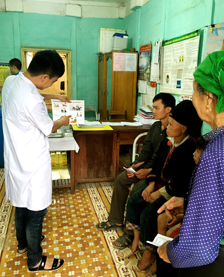 Cán bộ Trung tâm Y tế thị xã Nghĩa Lộ hướng dẫn người dân cách phòng chống bệnh dại trên người.