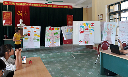 Thành viên CLB Cha mẹ thôn Yên Hòa, xã Yên Hợp thuyết trình về sự thay đổi trong ứng xử gia đình sau khi tham gia CLB.