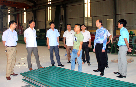 Lãnh đạo thành phố Yên Bái kiểm tra hoạt động sản xuất của các doanh nghiệp trên địa bàn.
